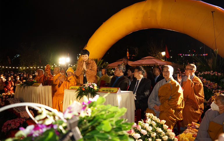 Đồng chí Nguyễn Thị Phúc - Ủy viên Ban Thường vụ, Trưởng Ban Dân vận Tỉnh ủy Lâm Đồng, các chức sắc trong Giáo hội Phật giáo và các đại biểu tại buổi Lễ