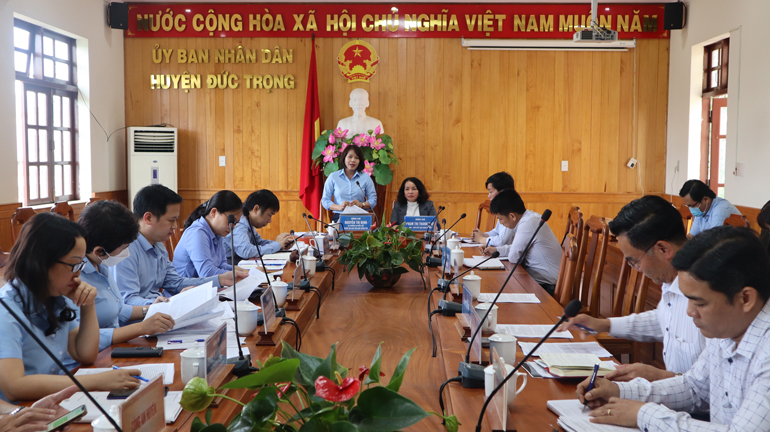  Bà Nguyễn Thị Định - Vụ trưởng Vụ pháp chế Ban Tôn giáo Chính phủ, phát biểu tại hội nghị