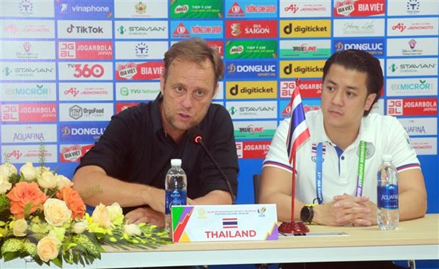 HLV Alexandre Polking của U23 Thái Lan vui mừng khi đội nhà giành chiến thắng