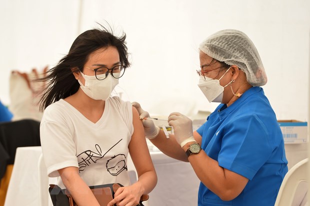 Nhân viên y tế tiêm vaccine phòng COVID-19 cho người dân tại Bangkok, Thái Lan ngày 23/4/2022