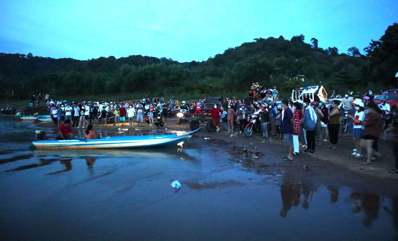 Đến 22 giờ ngày 9/5, lực lượng cứu hộ đã tìm thấy thi thể 2 nạn nhân đuối nước trên hồ Đa Tôn (huyện Tân Phú)