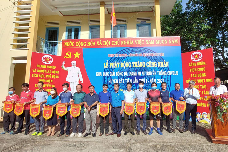 Đại diện Ban Tổ chức trao cờ lưu niệm cho các đội tuyển tham dự Giải Bóng đá MiNi Nam truyền thống cán bộ, đoàn viên, công nhân viên chức lao động huyện Cát Tiên lần thứ nhất