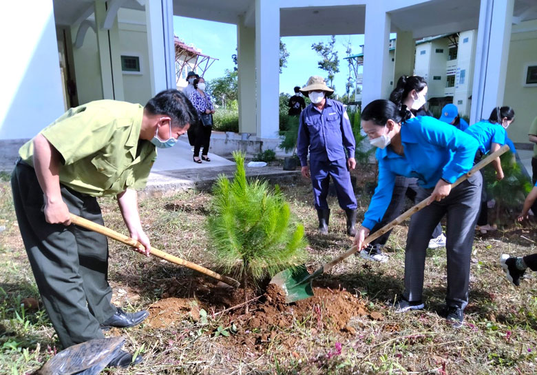Liên đoàn Lao động TP Bảo Lộc hưởng ứng chương trình trồng cây xanh trên địa bàn
