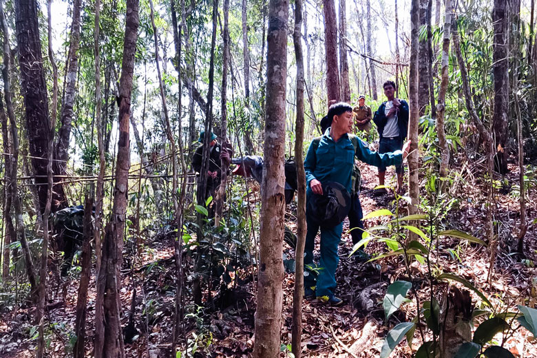 Cán bộ Ban QLRPH Phi Liêng phối hợp với kiểm lâm địa bàn cùng các hộ dân tham gia nhận khoán đi tuần tra, kiểm tra rừng