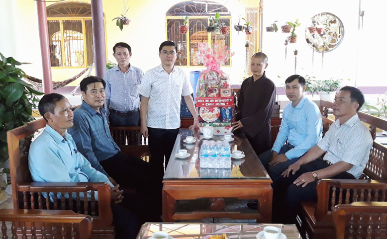 Đồng chí Nguyễn Khắc Bình – Bí thư Huyện ủy Cát Tiên thăm và tặng quà cho đại diện chùa Vạn Phước tại thị trấn Cát Tiên