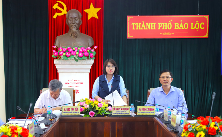 Bà Nguyễn Thị Định - Vụ trưởng Vụ pháp chế Ban Tôn giáo Chính phủ phát biểu kết luận tại buổi làm việc