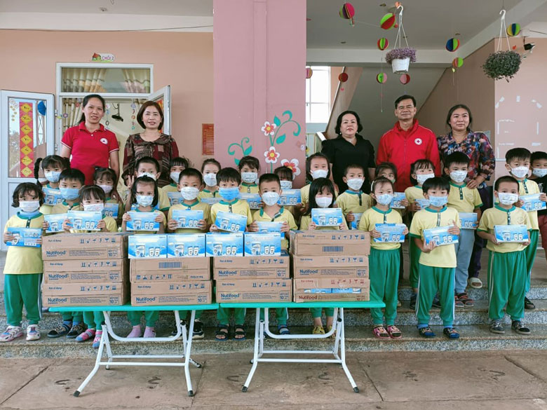 Hội CTĐ Lâm Đồng tiếp tục triển khai Chương trình trao sữa học đường để cải thiện dinh dưỡng cho trẻ em nghèo, khuyết tật trong tỉnh