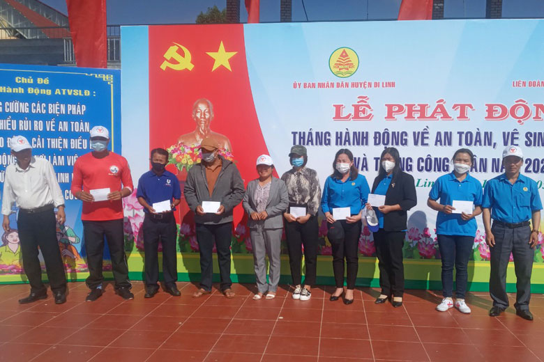 Đại diện lãnh đạo huyện Di Linh trao quà cho các đoàn viên có hoàn cảnh khó khăn