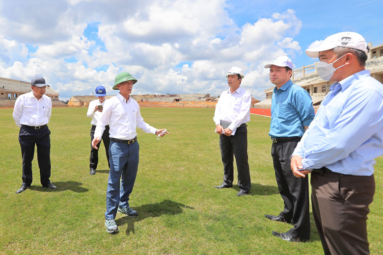 Chủ tịch UBND tỉnh Lâm Đồng Trần Văn Hiệp kiểm tra tiến độ thi công công trình Sân vận động Đà Lạt