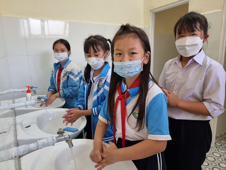 Học sinh Trường Tiểu học Phước Thành sử dụng nhà vệ sinh mới do Công an TP Đà Lạt trao tặng 