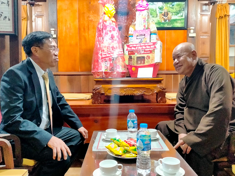 Chủ tịch Ủy ban MTTQ Việt Nam tỉnh chúc mừng Đại lễ Phật đản năm 2022 - Phật lịch 2566