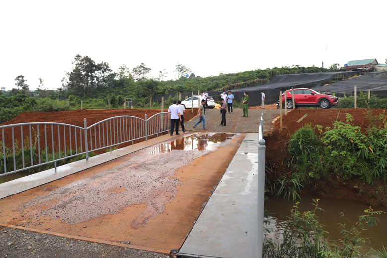 Cơ quan chức năng kiểm tra thực tế vụ vi phạm làm cầu, san gạt lấn hành lang bảo vệ suối Su Ba Zăng trái phép