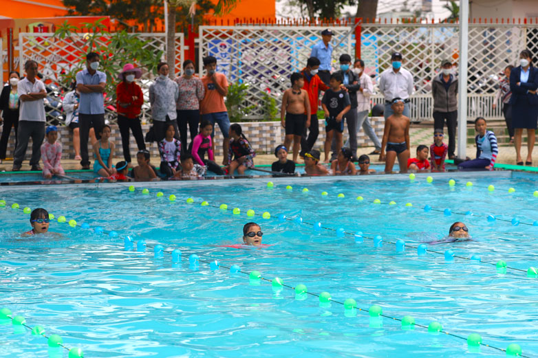 Gần 300 VĐV tranh tài tại Giải bơi học sinh TP Bảo Lộc năm 2022