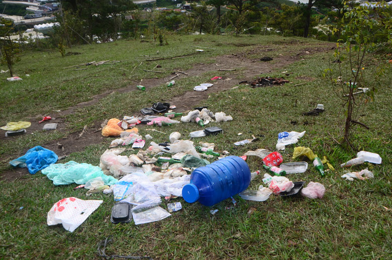 Rác thải vứt tràn lan dọc theo lối đi trong khu vực Đồi Đa Phú