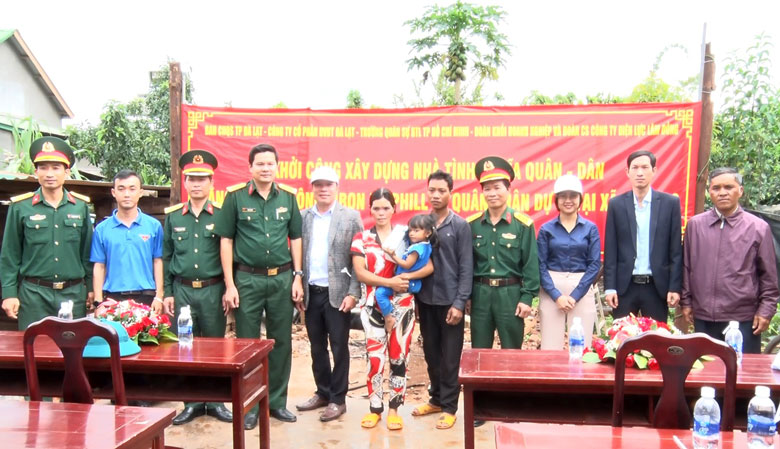 Đại diện Ban CHQS thành phố Đà Lạt và các đơn vị tổ chức lễ khởi công xây nhà tình nghĩa quân - dân cho gia đình anh Mbon Ha Phill, xã Tà Nung