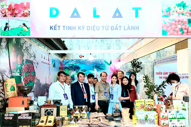Phó Chủ tịch UBND tỉnh Phạm S thăm gian hàng trưng bày của các doanh nghiệp tỉnh Lâm Đồng