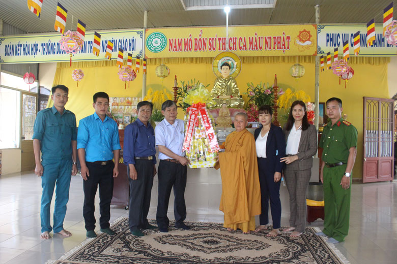 Đồng chí Nguyễn Văn Cường - Chủ tịch UBND huyện Đức Trọng, thăm, chúc mừng các cơ sở Phật giáo trên địa bàn