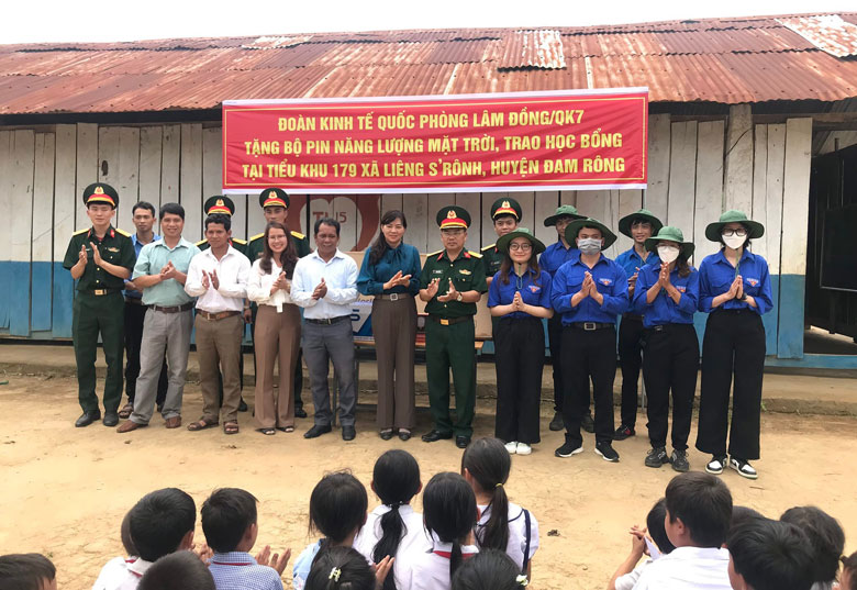 Đoàn Kinh tế quốc phòng Lâm Đồng lắp đặt pin năng lượng mặt trời tại điểm trường 179