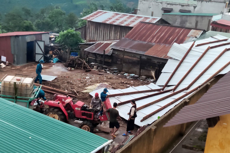 Các lực lượng tại xã Tân Thượng kịp thời giúp các hộ dân khắc phục hậu quả sau cơn mưa lớn kèm lốc xoáy diễn ra chiều ngày 11/5