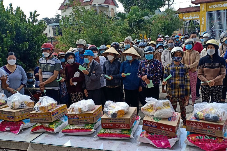 Giáo hội Phật giáo huyện Di Linh làm công tác từ thiện nhân Đại lễ Phật đản Phật lịch 2566