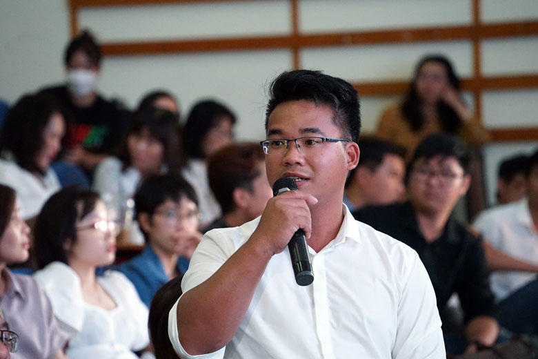 Ông Nguyễn Văn Đông - Giám đốc điều hành Công ty cổ phần NFT Ngọc Linh trả lời câu hỏi của sinh viên