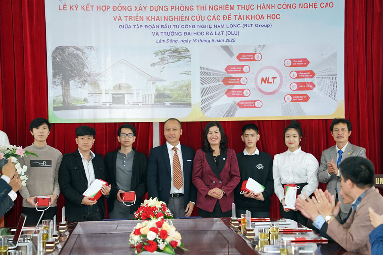 Trao học bổng cho 5 sinh viên xuất sắc của Trường Đại học Đà Lạt