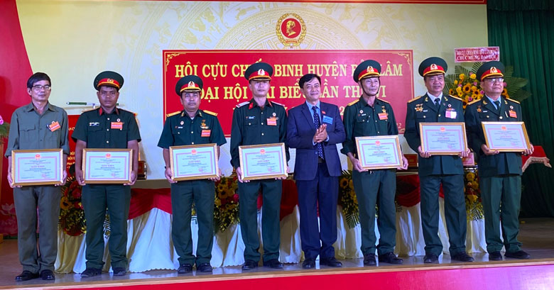 Lãnh đạo huyện Bảo Lâm khen thưởng các tập thể, cá nhân xuất sắc