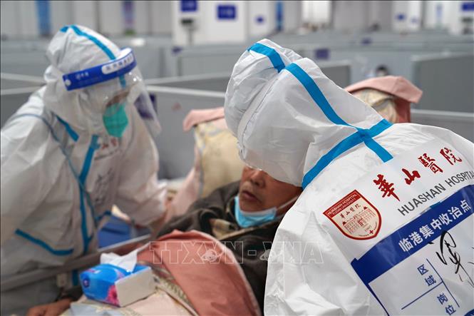 Nhân viên y tế điều trị cho bệnh nhân COVID-19 tại bệnh viện dã chiến ở Thượng Hải, Trung Quốc