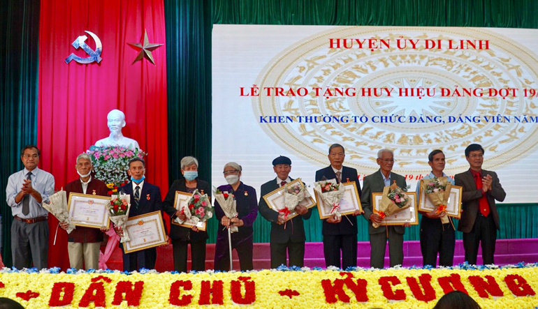 Các đồng chí lãnh đạo Huyện uỷ Di Linh trao Huy hiệu Đảng cho các đảng viên