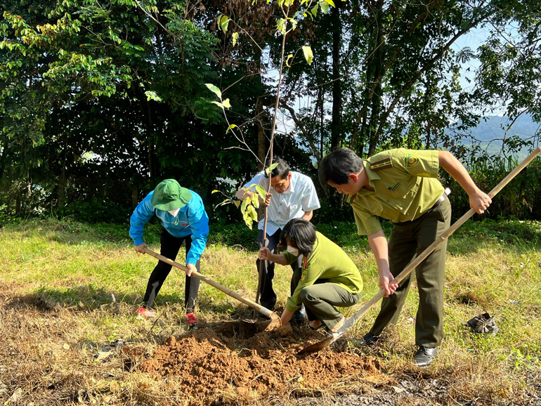 Các đại biểu trồng cây xanh lưu niệm tại khuôn viên Trường PTTH thị trấn Đạ M’ri