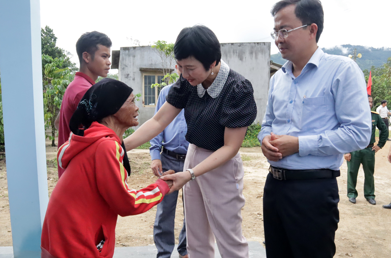 Đồng chí Phạm Thị Phúc – Trưởng Ban Dân vận Tỉnh uỷ thay mặt Ban Chỉ đạo 502 tỉnh thăm hỏi bà con Nhân dân trên địa bàn