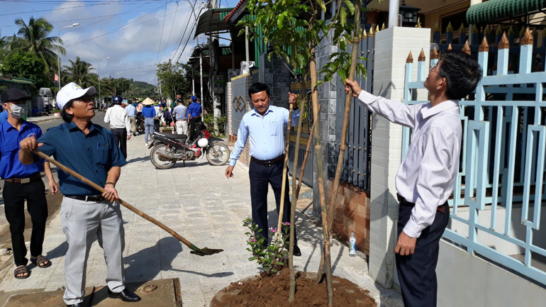 Lãnh đạo Huyện ủy, UBND, các ban, ngành và Nhân dân huyện Cát Tiên trồng cây trên tuyến đường Bùi Thị Xuân, thị trấn Cát Tiên