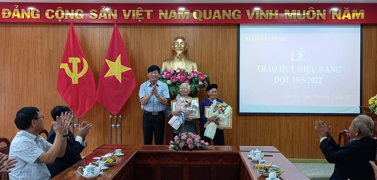 Bí thư Huyện ủy Lâm Hà Hoàng Thanh Hải trao Huy hiệu 60 năm tuổi Đảng cho 2 đảng viên thuộc Đảng bộ huyện