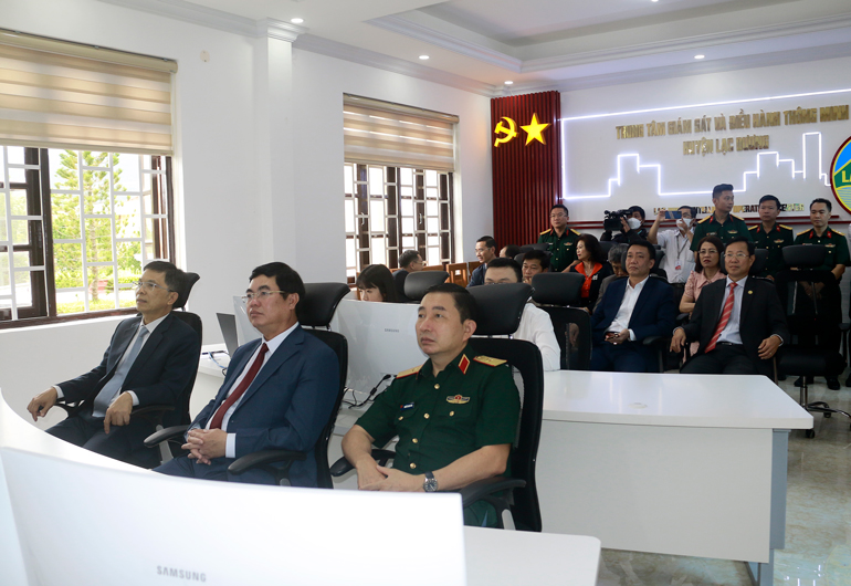 Các đồng chí lãnh đạo tỉnh và các đại biểu tham quan trải nghiệm theo dõi hoạt động của Trung tâm Giám sát và Điều hành thông minh huyện Lạc Dương