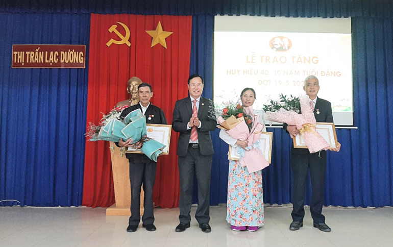 Đồng chí Phạm Triều – Bí thư Huyện ủy, Chủ tịch HĐND huyện Lạc Dương trao Huy hiệu cho 3 đảng viên 40 năm tuổi Đảng