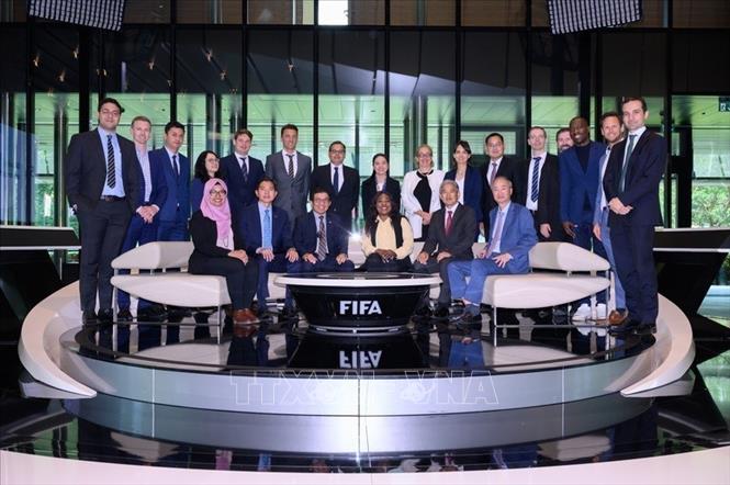 Đoàn Ủy ban ASEAN tại Thụy Sĩ cùng Tổng Thư ký FIFA và đại diện các ban chức năng của FIFA tại buổi làm việc