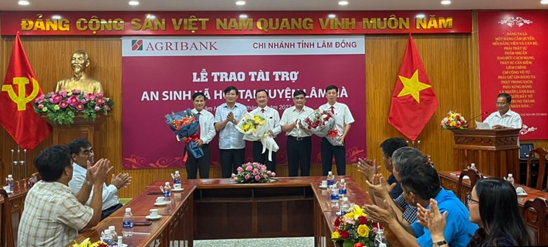 Agribank Lâm Đồng trao tài trợ tại huyện Lâm Hà