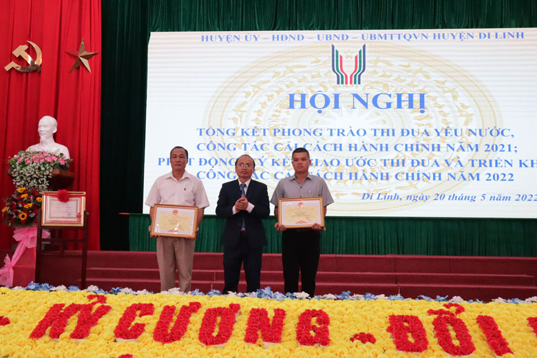Ông Trần Đức Công - Chủ tịch UBND huyện Di Linh tặng giấy khen cho 1 tập thể, 1 cá nhân có thành tích xuất sắc trong các phong trào thi đua yêu nước năm 2021