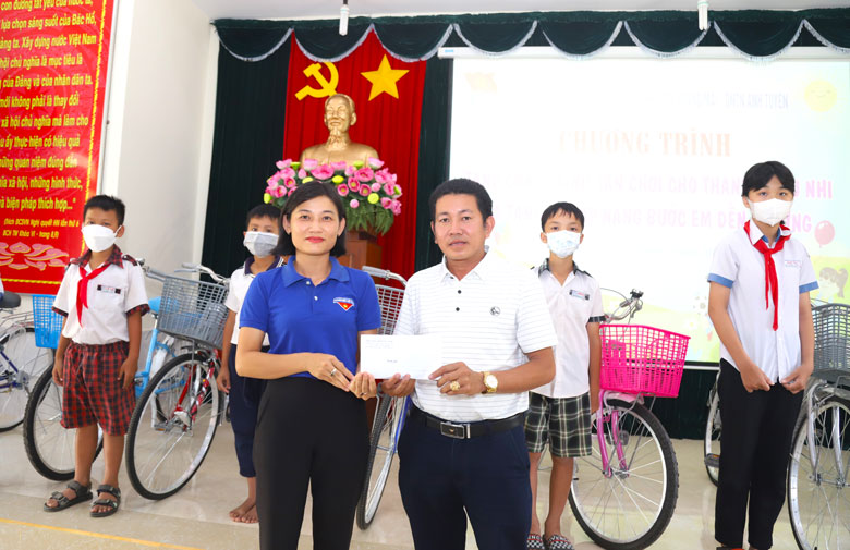 Ông Phạm Duy Việt - Chủ Công ty TNHH Phương Hoàng Mai trao tặng 20 triệu đồng xây dựng công trình sân chơi cho thanh thiếu nhi huyện Đạ Tẻh