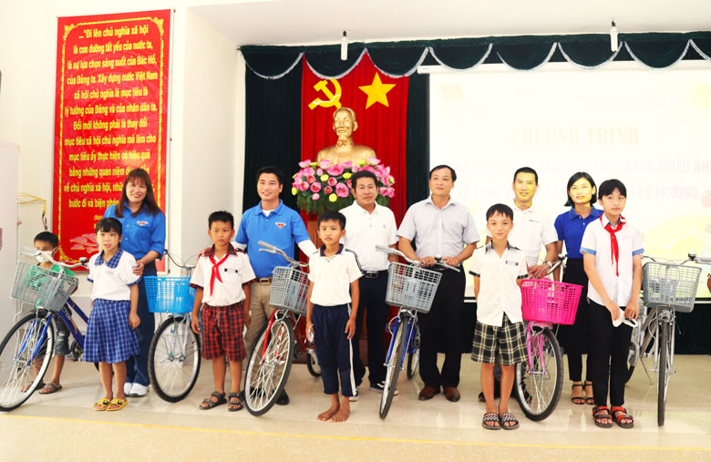 Bí thư Đoàn khối Các cơ quan tỉnh Lâm Đồng Trần Kiên Cường cùng đại diện Báo Lâm Đồng và nhà tài trợ trao tặng xe đạp cho học sinh khó khăn