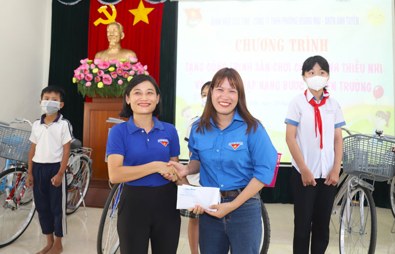 Đại diện Chi đoàn Báo Lâm Đồng trao hỗ trợ của nhà tài trợ xây dựng sân chơi cho thanh thiếu nhi Đạ Tẻh