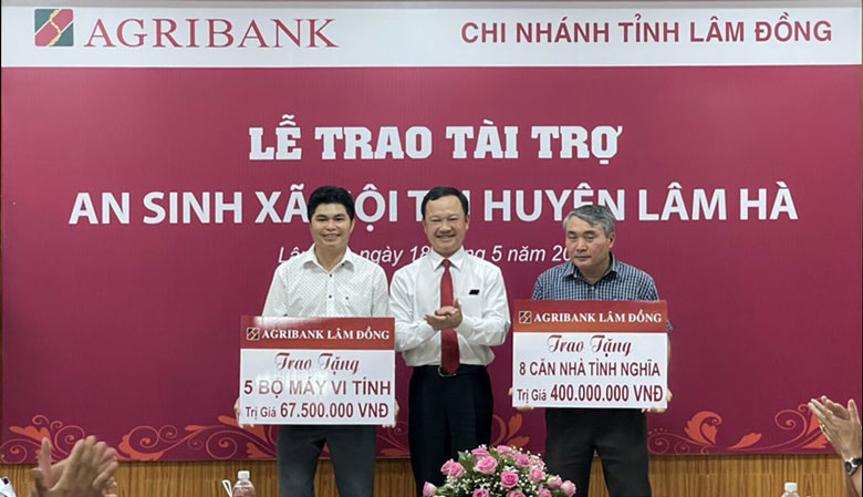 Ông Nguyễn Quang Tùng – Phó Giám đốc Agribank chi nhánh Lâm Đồng trao biểu trưng tài trợ