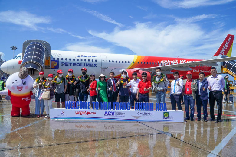 Chuyến bay đầu tiên trở lại Nha Trang từ thủ đô Seoul ngày 20/5/2022 được chào đón bằng nghi thức vòi rồng và những vòng hoa tươi thắm
