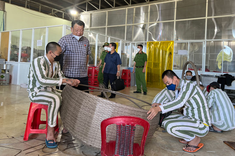 Phó Trưởng Đoàn ĐBQH Nguyễn Tạo thăm hỏi, động viên các học viên đang thực hiện cải tạo tại Trại giam Đại Bình