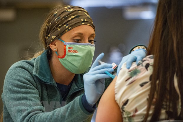 Nhân viên y tế tiêm vaccine ngừa COVID-19 cho người dân tại Bidderford, Maine, Mỹ