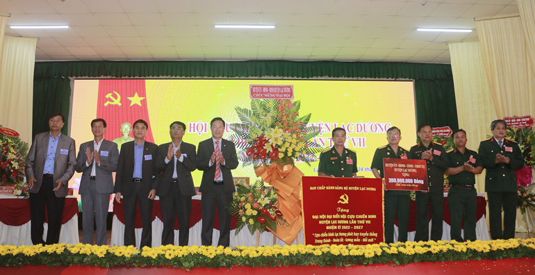 Lãnh đạo Huyện ủy, HĐND, UBND, Ủy ban MTTQ Việt Nam huyện Lạc Dương trao tặng lẵng hoa và bức trướng chúc mừng Đại hội cùng phần quà trị giá 200 triệu đồng