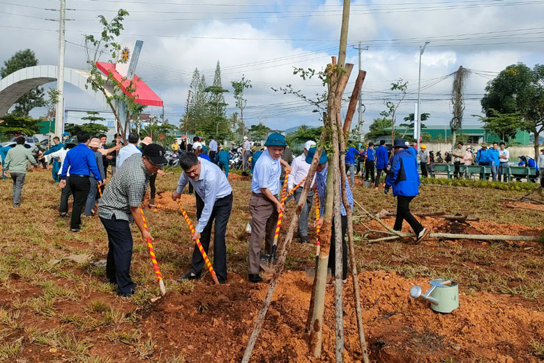 UBND huyện Đức Trọng ra quân trồng cây xanh tại Công viên xã Phú Hội