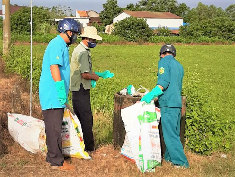 Ra quân thu gom bao bì hóa chất bảo vệ thực vật sau sử dụng trên đồng ruộng tại huyện Đạ Tẻh