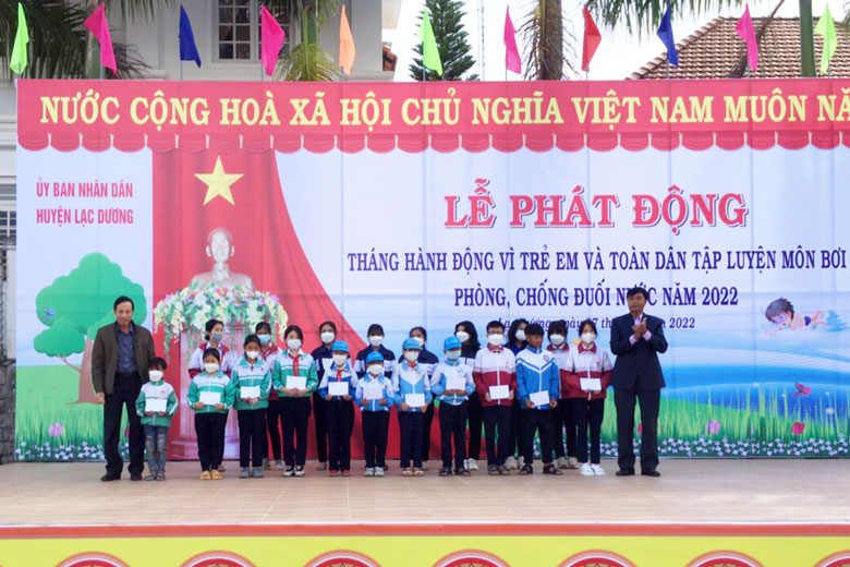 UBND huyện Lạc Dương trao tặng học bổng cho các em học sinh đạt thành tích cao trong học tập và rèn luyện