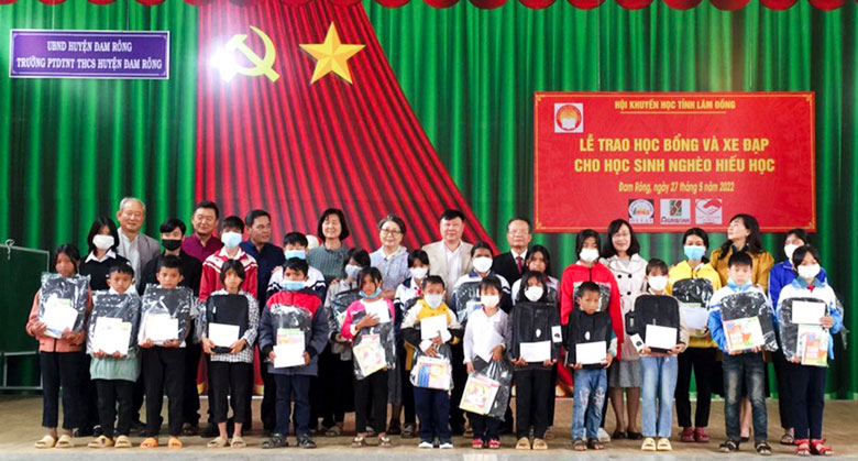 Hội Khuyến học tỉnh trao học bổng và quà cho học sinh Đam Rông tổng trị giá 82 triệu đồng
